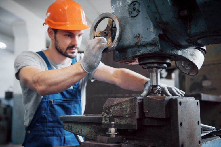 Fresadora CNC: a precisão na usinagem redefinida com enfoque em fresadoras ferramenteiras