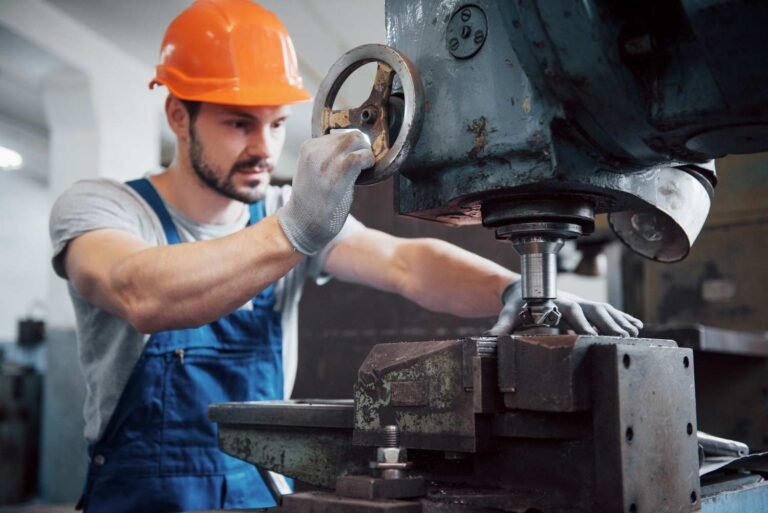 Fresadora CNC: A Precisão na Usinagem Redefinida com Enfoque em Fresadoras Ferramenteiras