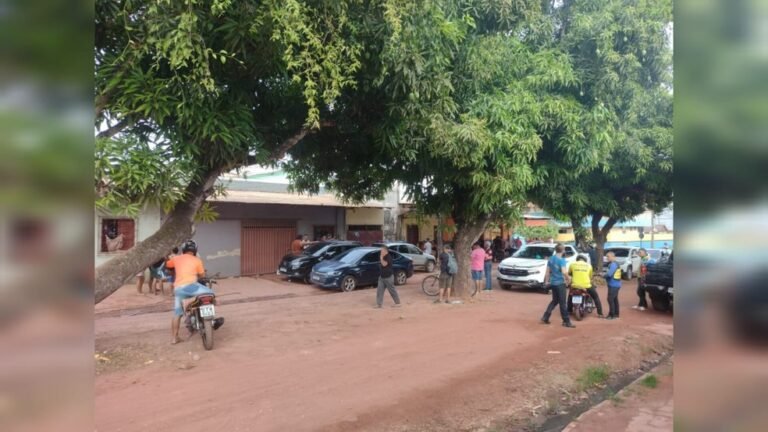 Duas pessoas são mortas e outras três ficam gravemente feridas por homens que se passaram por policiais