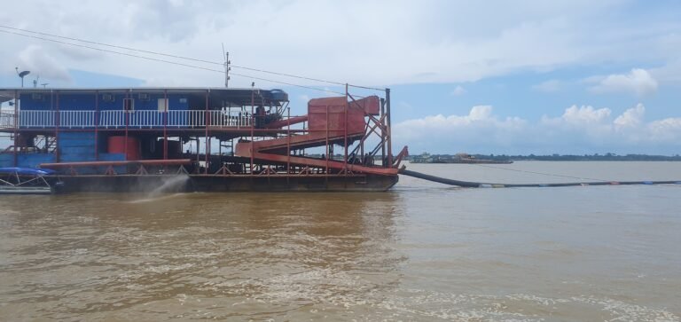 Prefeito Valmir Climaco e autoridades visitam obras de dragagem no canal do Rio Tapajós