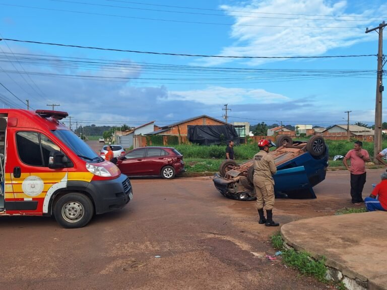 Veículo capota ao colidir na traseira de outro carro em Itaituba