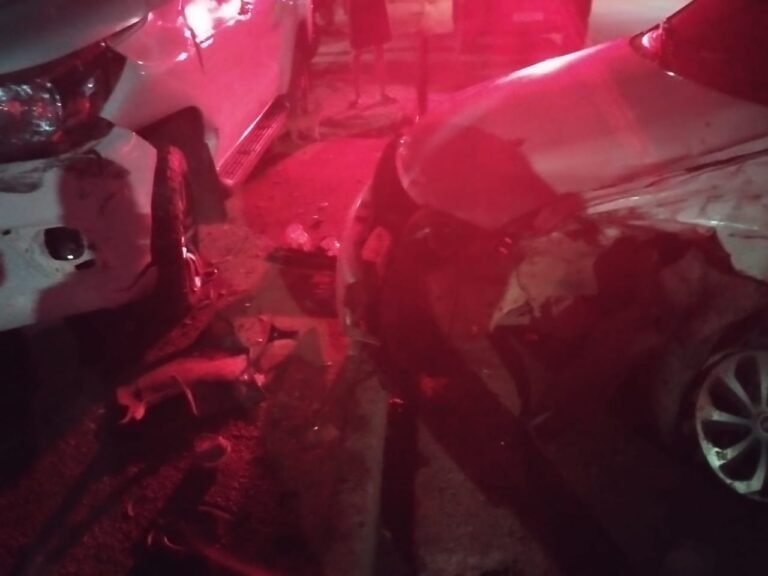 Motorista perde controle de veículo e bate na lateral de caminhonete em Itaituba