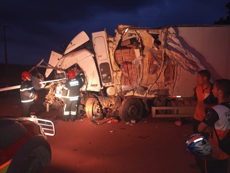 Vídeo: Motorista tem pernas dilaceradas em acidente na BR-230