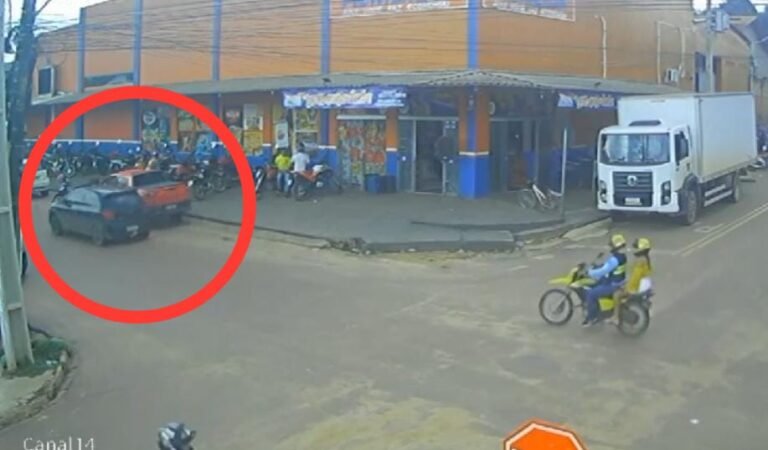 Vídeo: Condutora bate em carro ao abrir porta de veículo em Itaituba