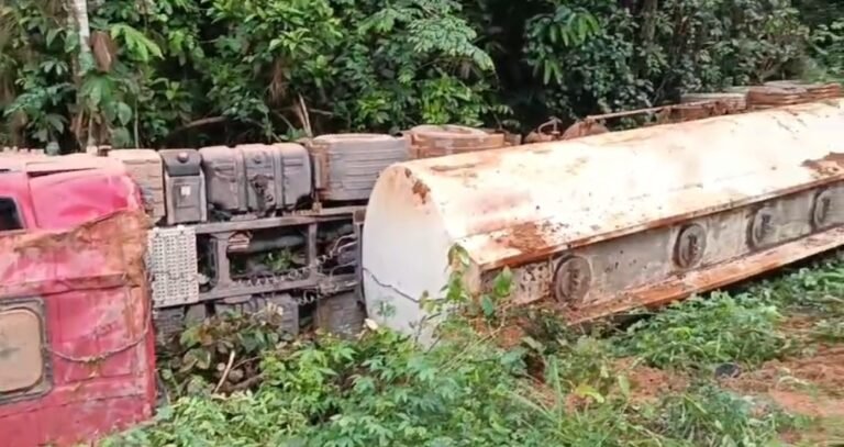 Vídeo: Motorista morre ao tombar caminhão tanque na BR-230