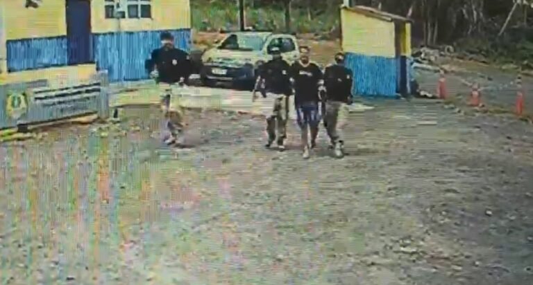 Vídeo: Motorista tenta fugir após ser detido pela PRF
