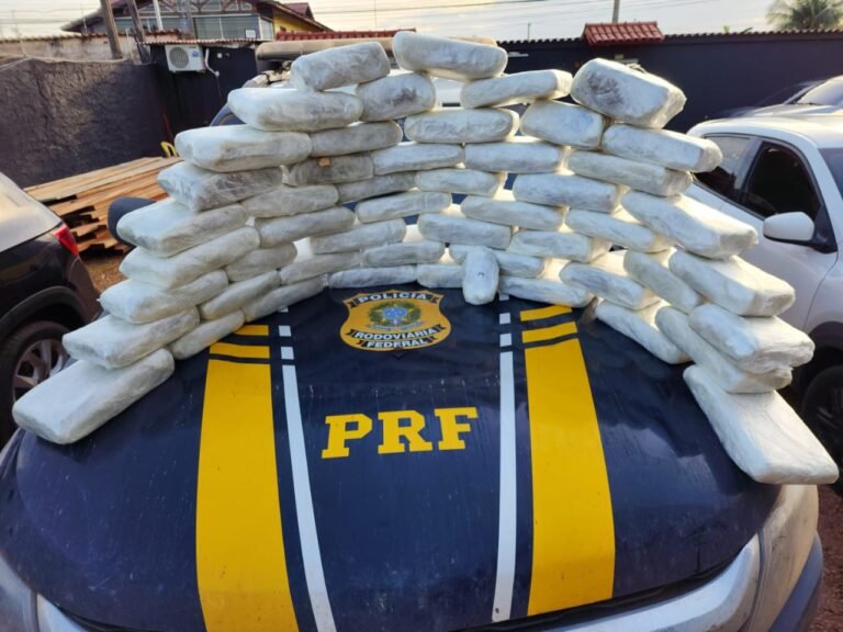 PRF apreende 50kg de maconha em balsa