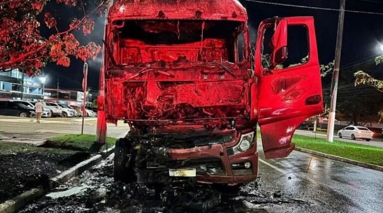 Colisão entre carreta e moto deixa duas pessoas mortas na BR-230