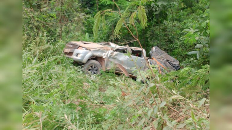 Passageiros ficam feridos após capotamento de caminhonete na transgarimpeira