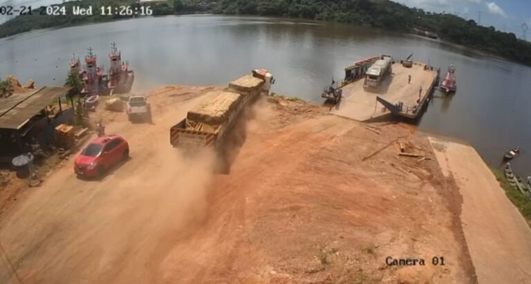 Carreta carregada de cimento perde freio e cai no rio Xingu na comunidade de Belo Monte, no PA.