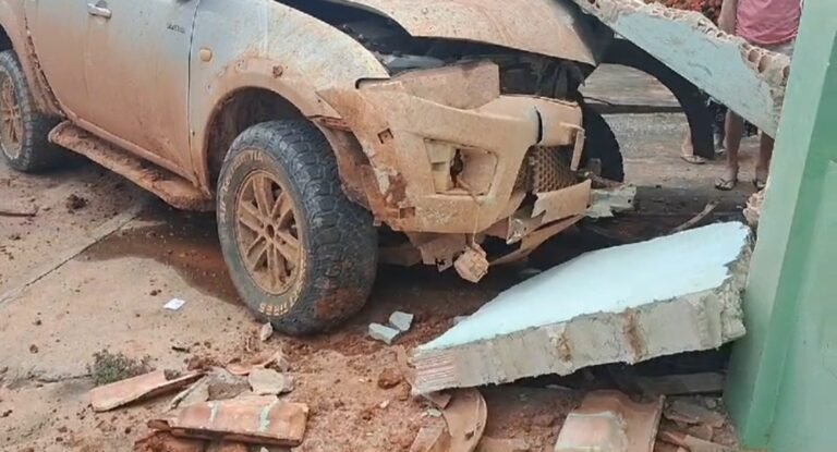 Vídeo: Jovem bate caminhonete em muro de residência em Itaituba, no PA
