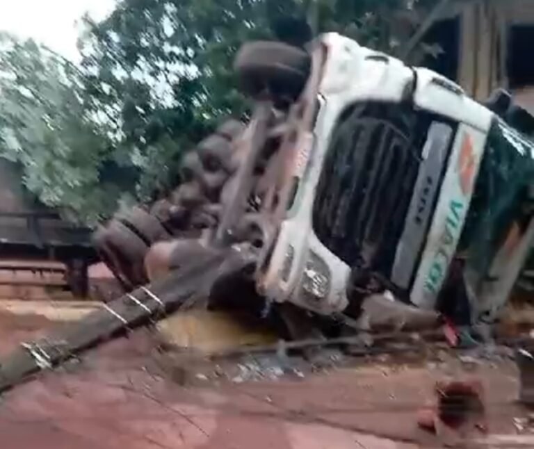 Carreta desgovernada invande área de residência no distrito de Miritituba