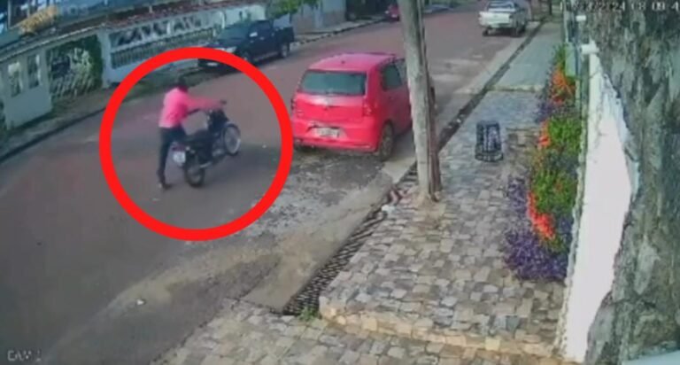 Vídeo: Dupla furta motocicleta em frente à escola em Itaituba, no PA