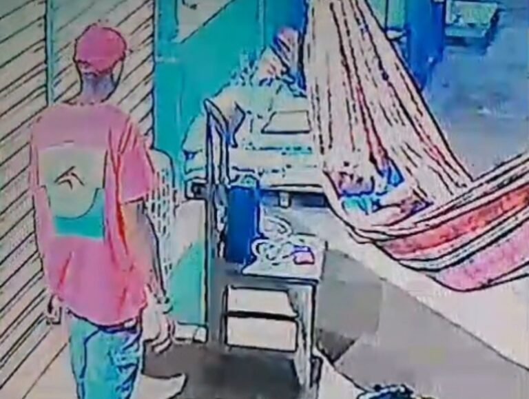 Vídeo: Vigia tem celular furtado enquanto dormia