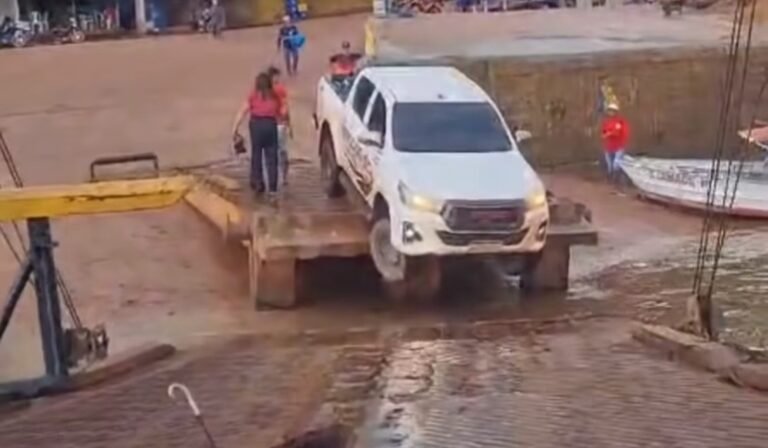 Motorista tenta embarcar na balsa em movimento e quase cai no rio tapajós