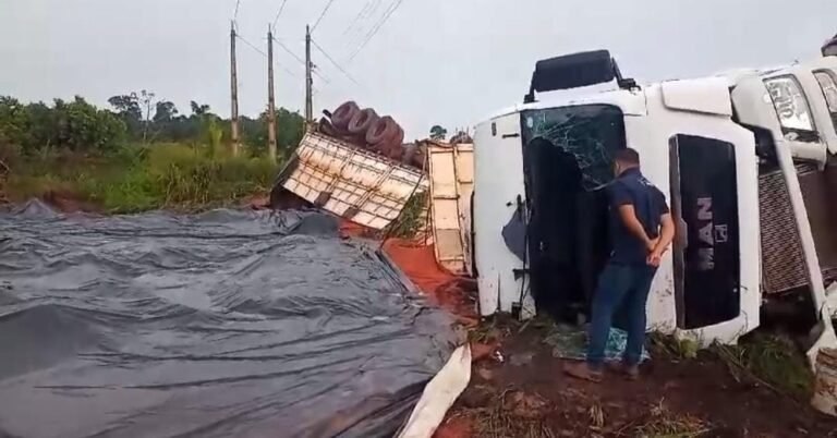 Vídeo: Carreta tomba na BR-230 no KM 11 no distrito de Miritituba