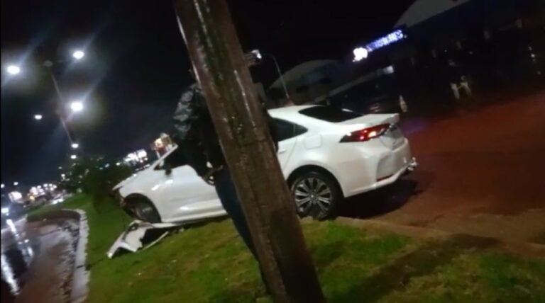 Condutor perde controle de carro e bate em canteiro central na BR-230 em Itaituba
