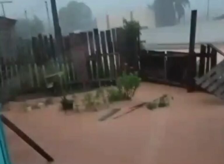 Vídeo: Chuva forte causa transtornos para moradores em Rurópolis, no PA