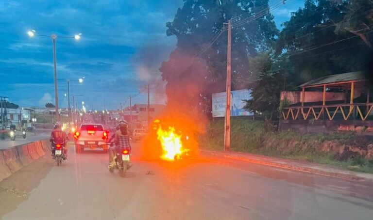Moto pega fogo após motociclista colidir com animal na BR-230 em Itaituba