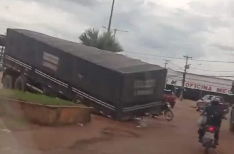 Semirreboque desencarrilha e fica no meio da BR-230