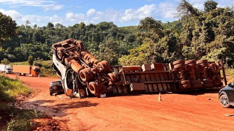 Carreta tomba na Ladeira do Mosquito na Rodovia Transamazônica em Rurópolis, Pará