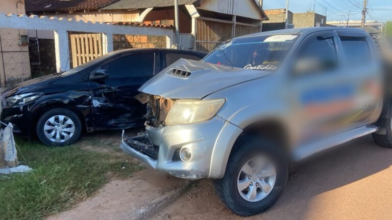 Caminhonete atinge veículo estacionado e danifica residência no bairro Santo Antônio