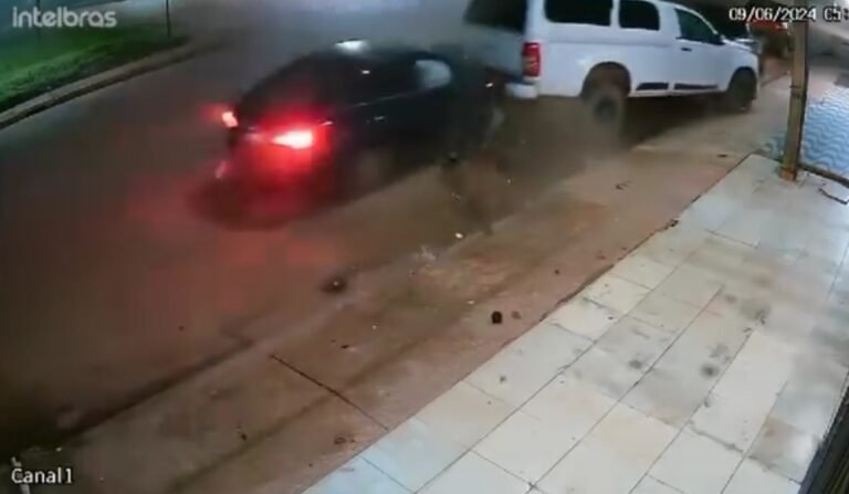 Vídeo: Colisão atinge três veículos estacionados na Avenida Brasil em Rurópolis, Pará