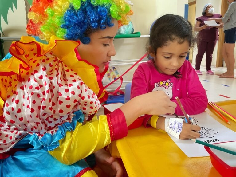 Crianças atendidas no Hospital Abelardo Santos mudam rotina durante as férias