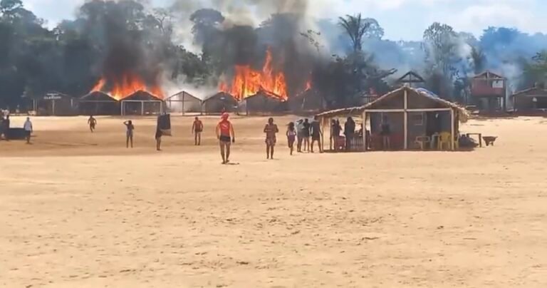 Vídeo: Incêndio atinge cinco barracas na praia do Parana-Miry em Itaituba, no PA
