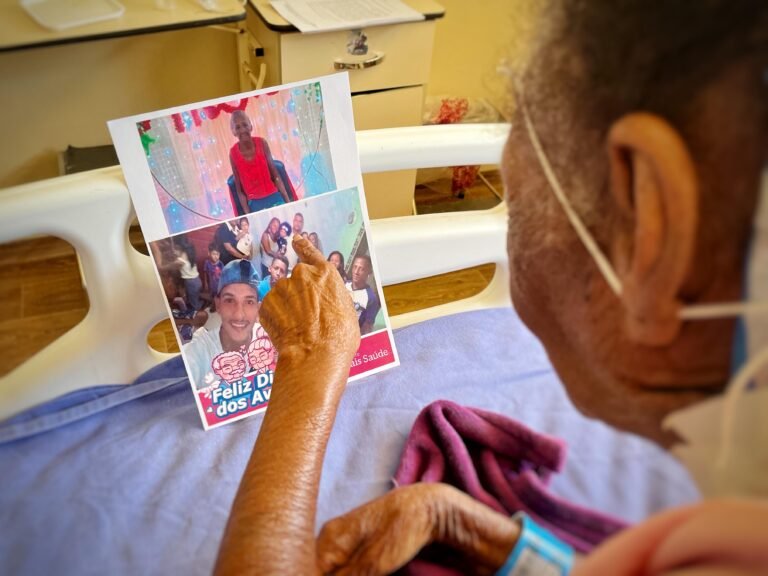 Hospital Regional Abelardo Santos emociona avós com homenagem dos netos