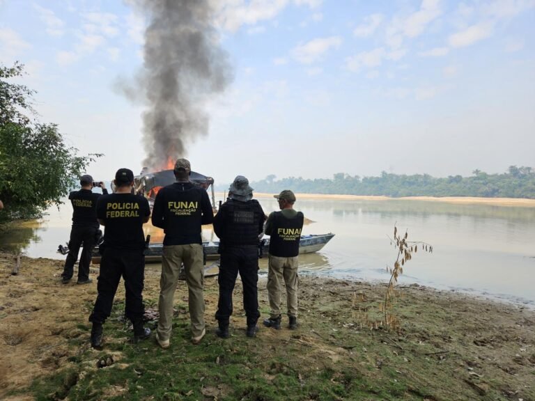 PF inutiliza balsa de garimpo na Terra Kayapó