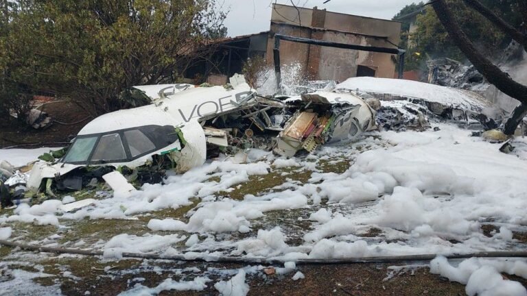 Doze corpos são retirados dos destroços de avião que caiu em Vinhedo
