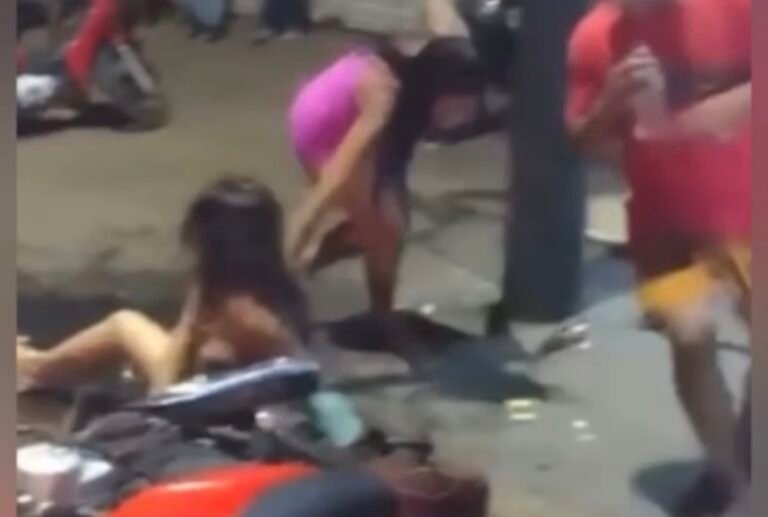 Vídeo: Mulher é esfaqueada durante briga em frente a casa noturna em Altamira, no Pará. 