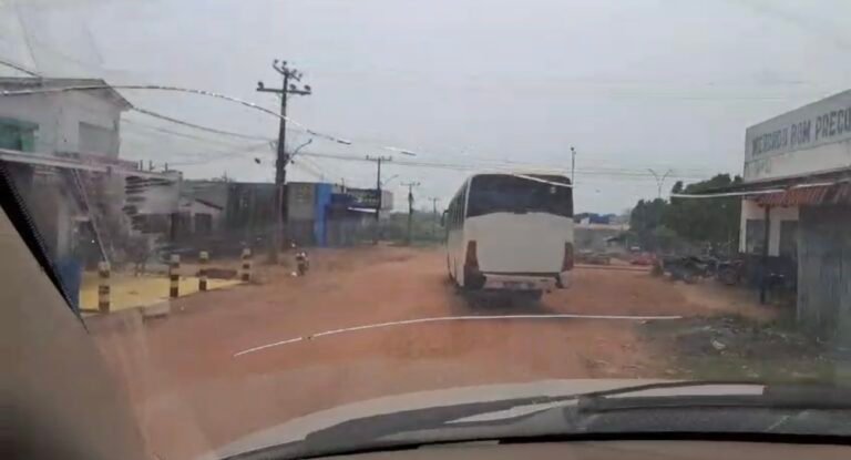 Motorista Reclama de Ônibus Parado na Rua Principal do Distrito de Miritituba
