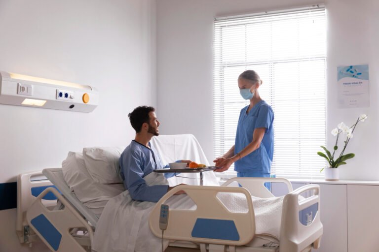 Quais são as estratégias utilizadas para melhorar a eficiência de um hospital?