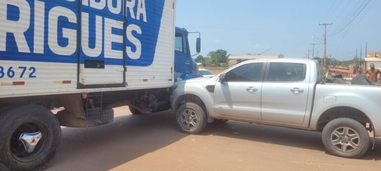 Vídeo: Colisão entre Caminhão e Caminhonete em Itaituba Deixa Danos Materiais