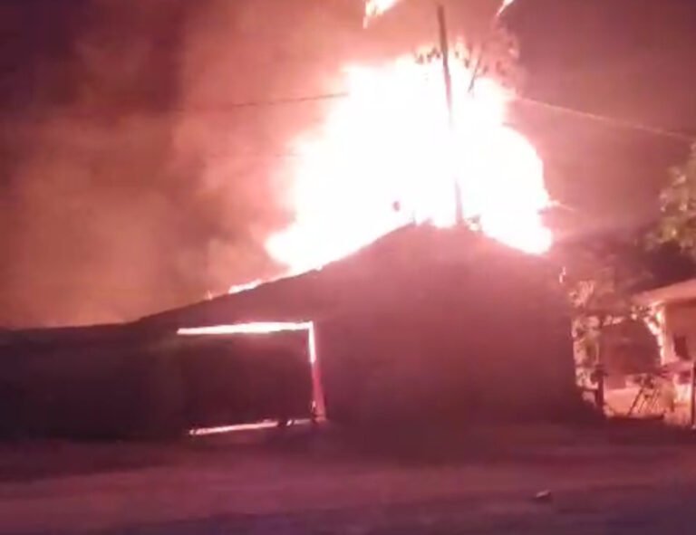 Vídeo: Incêndio Destrói Casa em Jardim Europa, Novo Progresso, PA