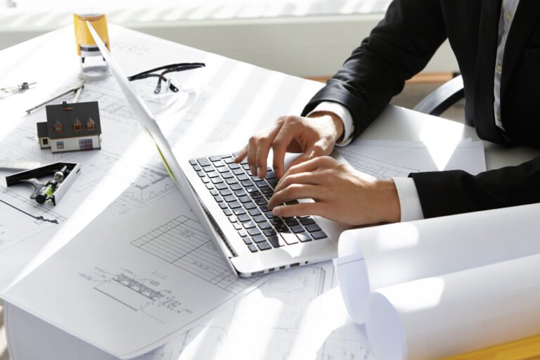 Práticas recomendadas para redigir e-mails em inglês no ambiente de trabalho