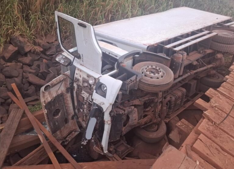 Caminhão tomba em ponte do Rio Cupari e motorista fica preso às ferragens