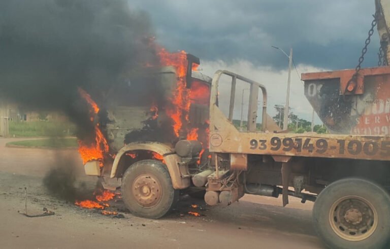 VÍDEO; Caminhão que Transportava Contêiner Pega Fogo no Bairro Campo Belo, em Itaituba