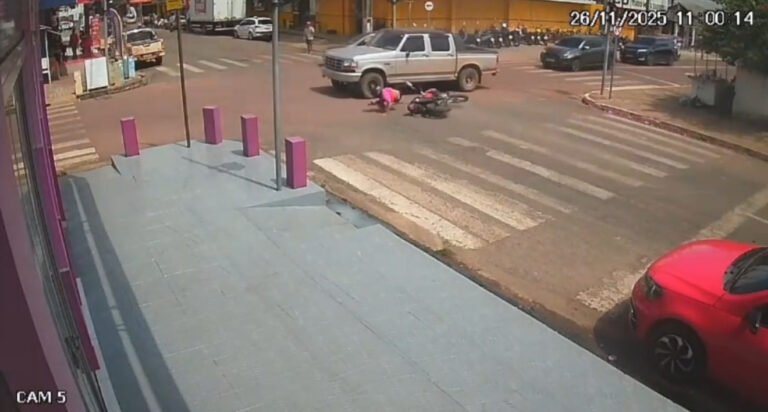 VÍDEO; Motociclista cai e vai parar debaixo de caminhonete após avançar sinal em Itaituba