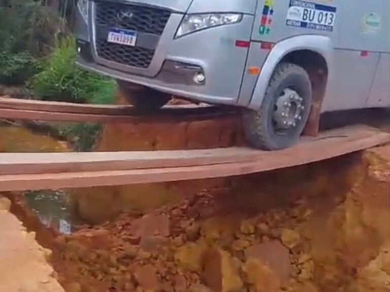 VÍDEO; Motorista arrisca travessia por ponte improvisada após corte da BR-230 no KM 308 entre Itaituba e Jacareacanga