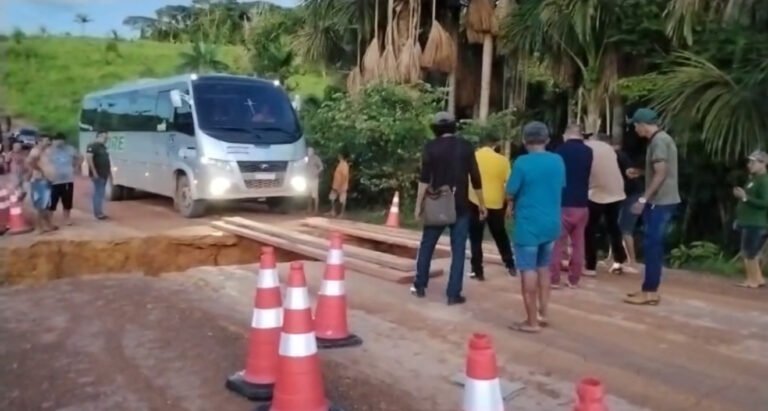 VÍDEO; Motoristas improvisam ponte de madeira após rompimento da Transamazônica entre Itaituba e Jacareacanga