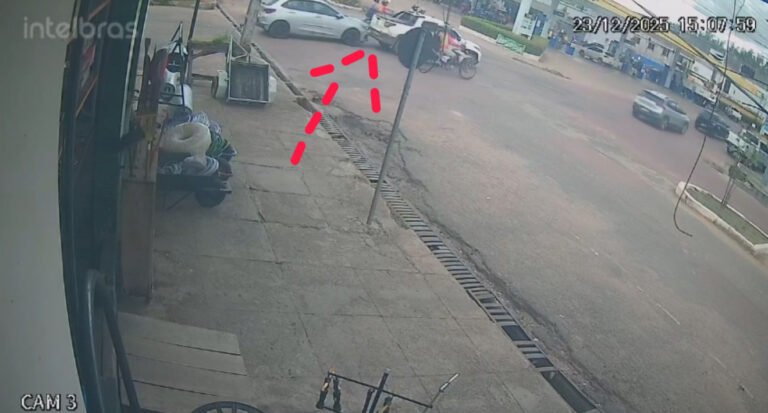 VÍDEO; Motorista foge após colidir na traseira de outro veículo no centro de Itaituba