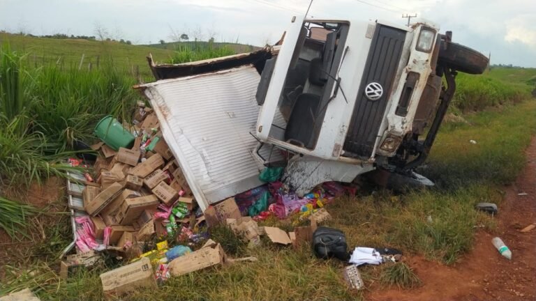 Caminhão tomba na BR-230 após ser fechado por carreta, próximo a Miritituba