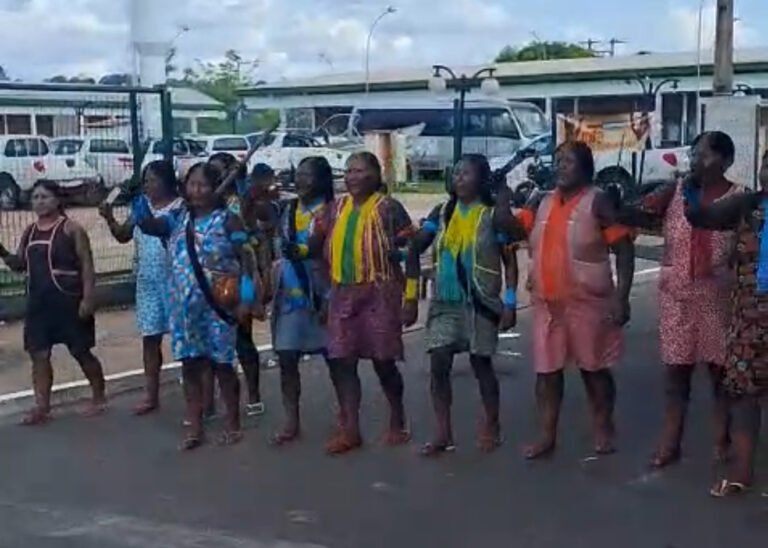 VÍDEO; Indígenas de três etnias bloqueiam sede da Funai em Altamira e exigem exoneração de coordenador