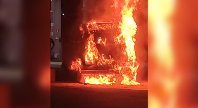VÍDEO; Kombi pega fogo próximo a posto de combustível em Itaituba