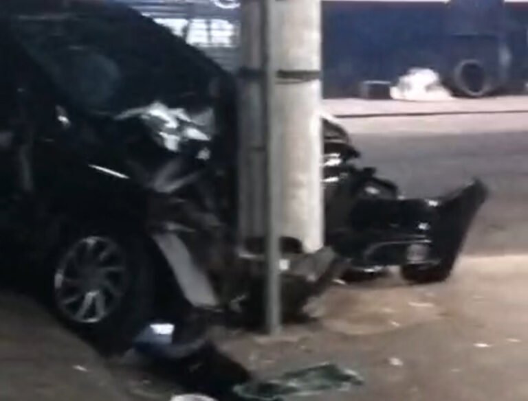 VÍDEO; Colisão entre dois veículos termina em impacto contra poste no centro de Itaituba 