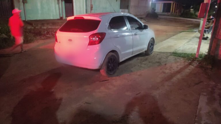 Carro roubado é encontrado abandonado no bairro Vitória Régia, em Itaituba
