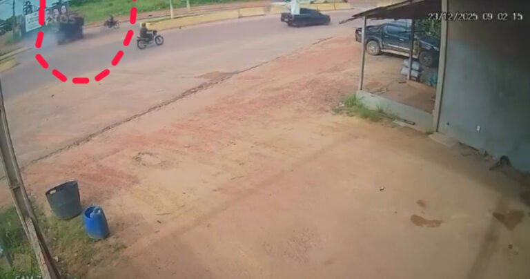 Câmeras registram colisão entre motociclista e caçamba na BR-230, em Itaituba